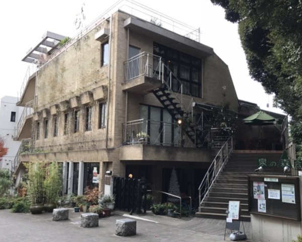 泉の森会館の外観。例会場入口の案内付き