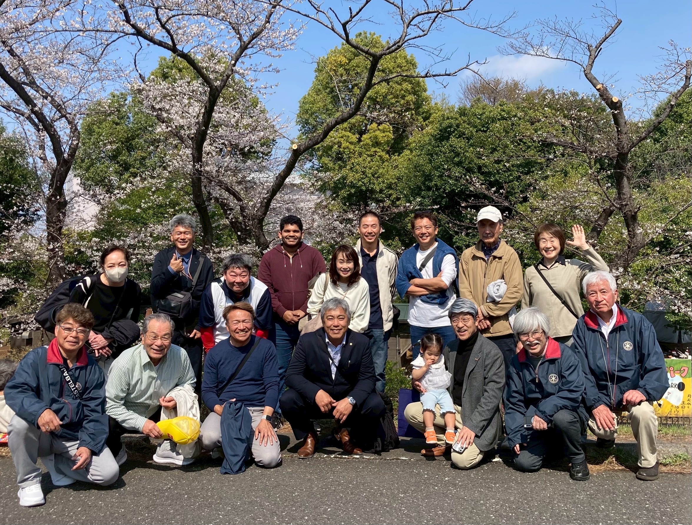 花見親睦会の様子