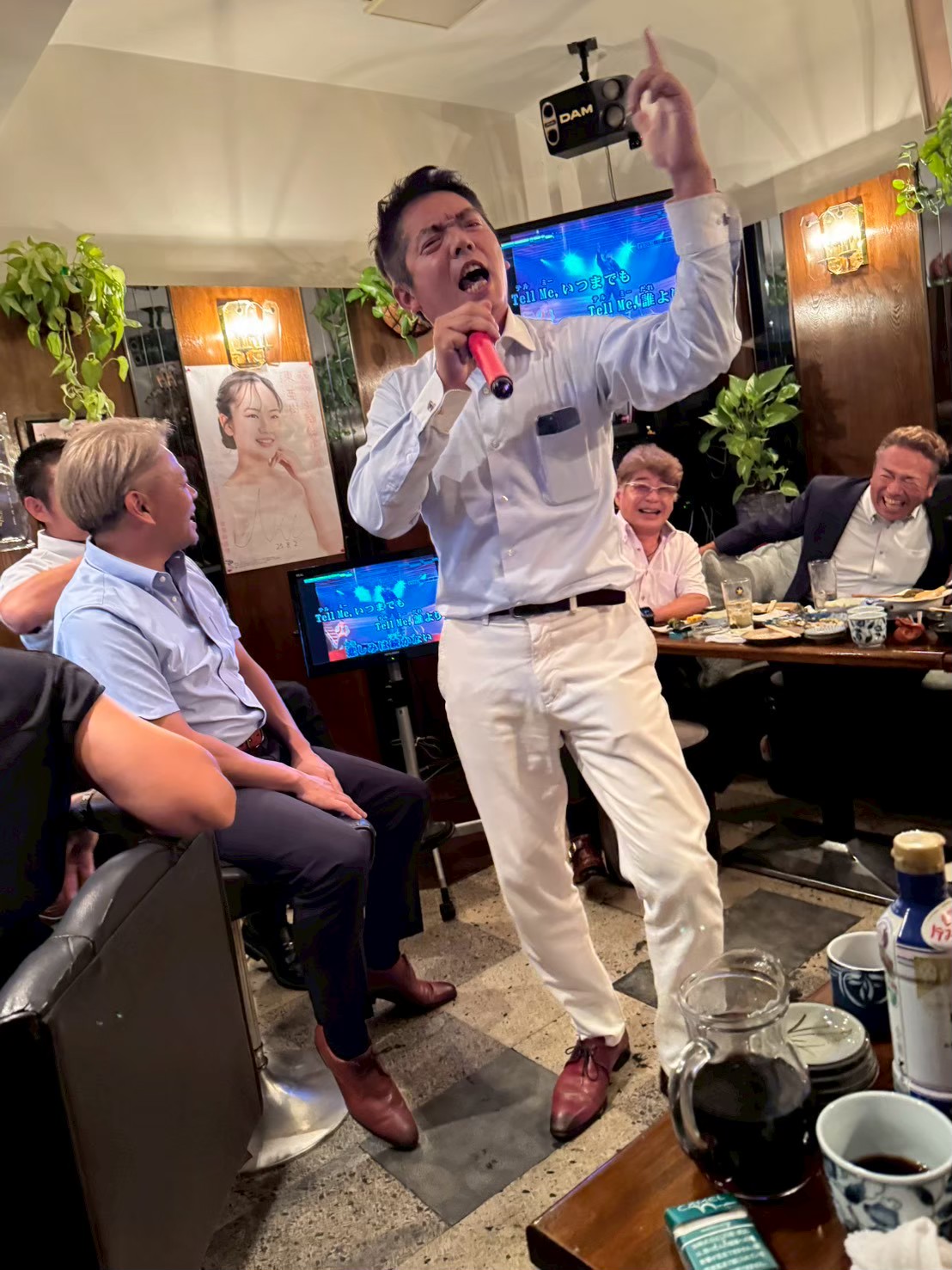 カラオケ同好会で熱唱する会員
