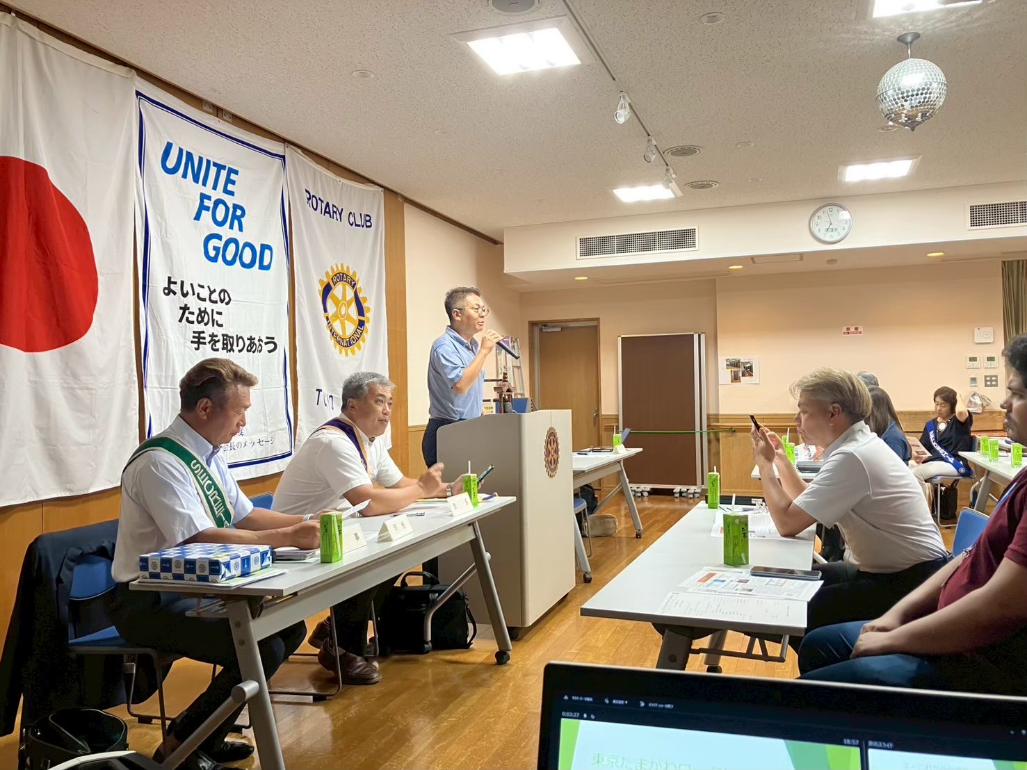 泉の森会館で開かれる通常例会の様子