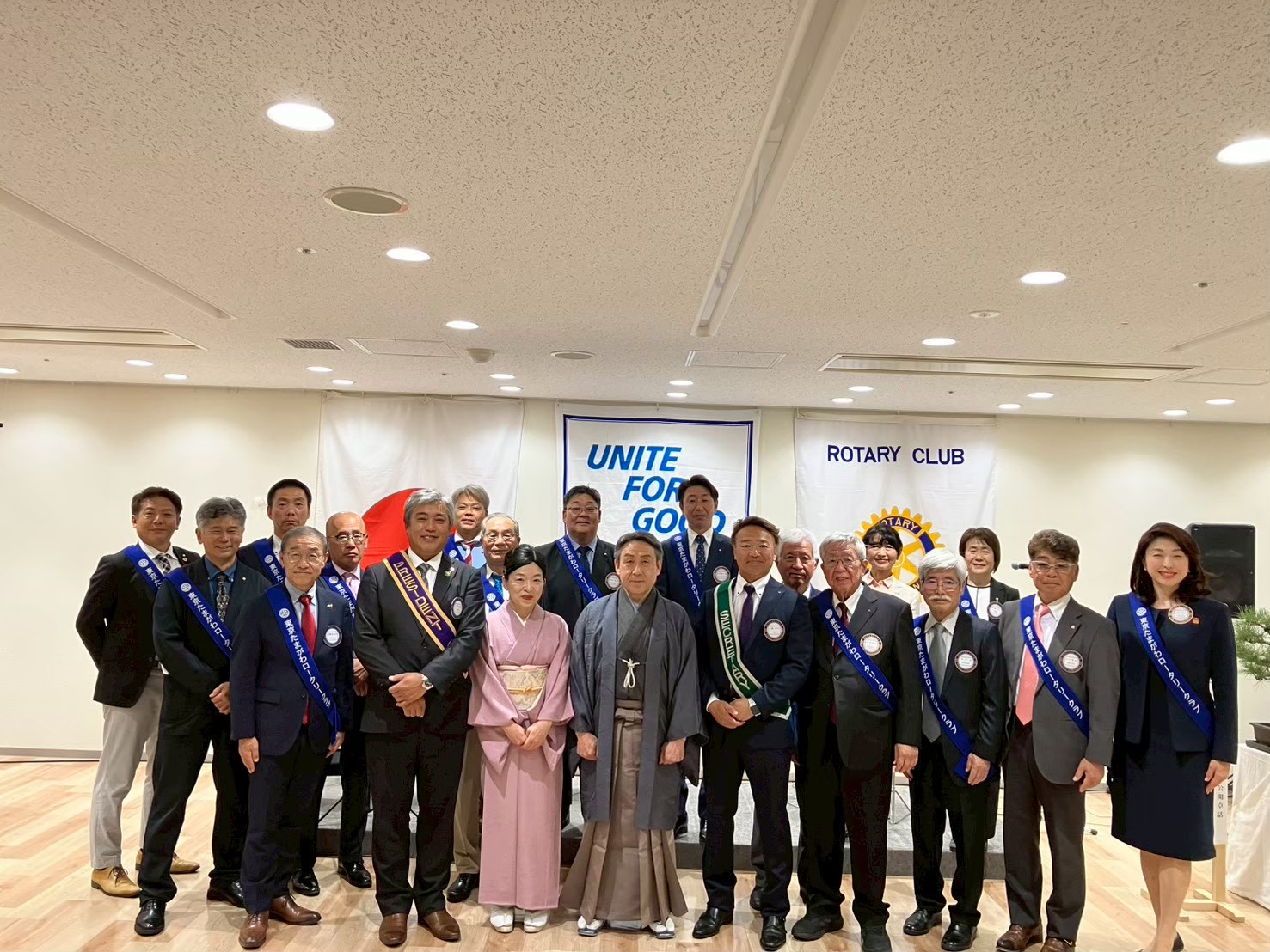 公開例会でのメンバーとゲストの集合写真